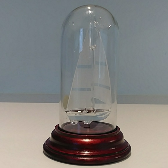unknown Other - Vintage glass sailboat figurine in glass dome